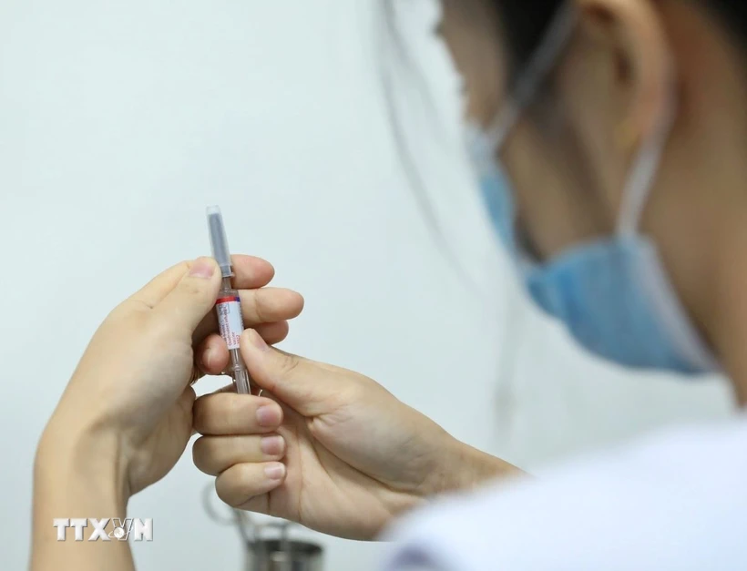 Chuẩn bị tiêm vaccine phòng cúm. (Ảnh: Minh Quyết/TTXVN)