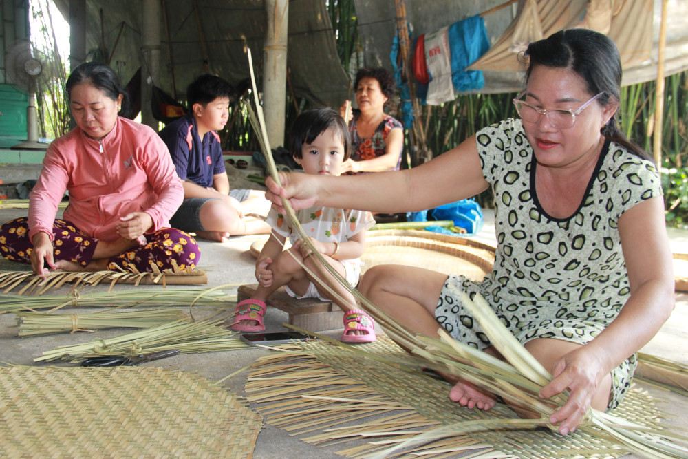 Tổ đan đát mây tre của cô Phạm Thị Rí hiện có 15 thành viên