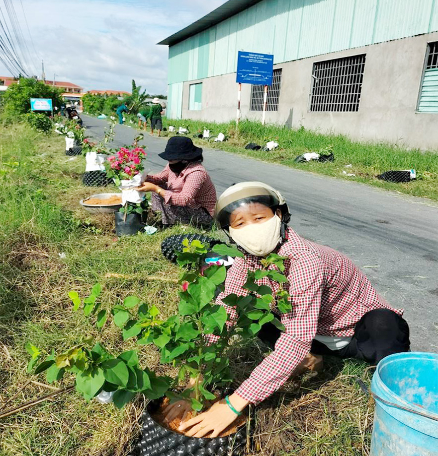 Người dân xã Thuận Mỹ, huyện Châu Thành trồng cây xanh ven đường giao thông nông thôn, góp phần tạo cảnh quan xanh, sạch, đẹp