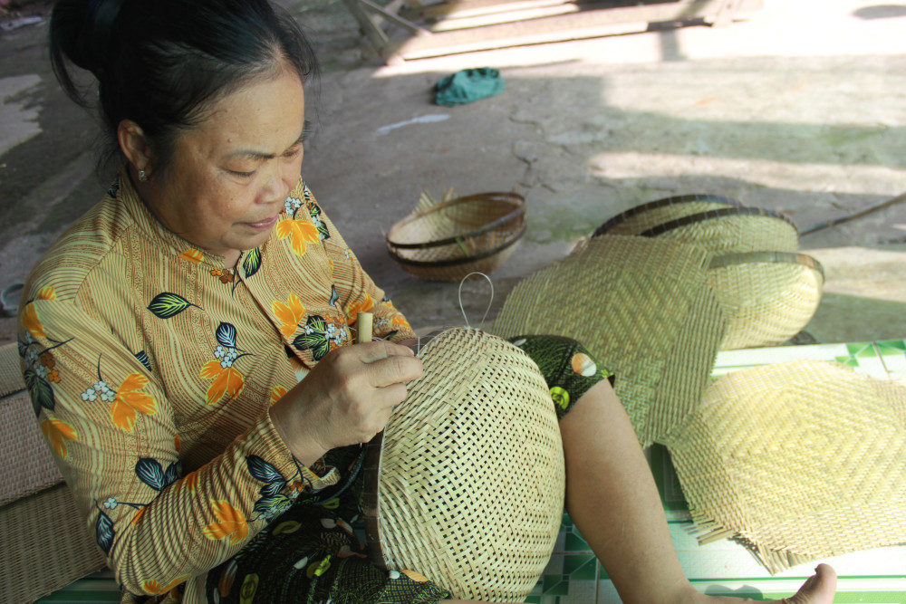 Cô Nguyễn Thị Tuyết (ấp Bến Long, xã Tân Mỹ, huyện Đức Hòa) làm nghề đan rổ. Nếu sản phẩm hoàn thiện sẽ đắt tiền hơn bán mê