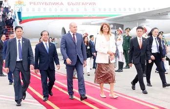 Bulgarian President arrives in Hanoi, begins official trip