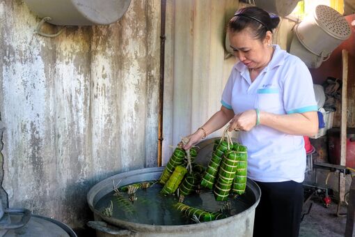 Phụ nữ xã Bình Tâm gói bánh tét vì nghĩa cử cao đẹp