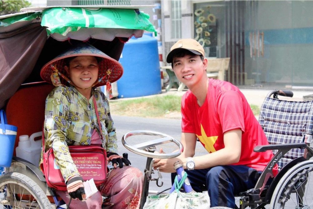 Anh Đặng Hoàng An (xã Long Định, huyện Cần Đước) thăm hỏi và gửi tặng nhu yếu phẩm cho người bán vé số ở xã Long Sơn, huyện Cần Đước