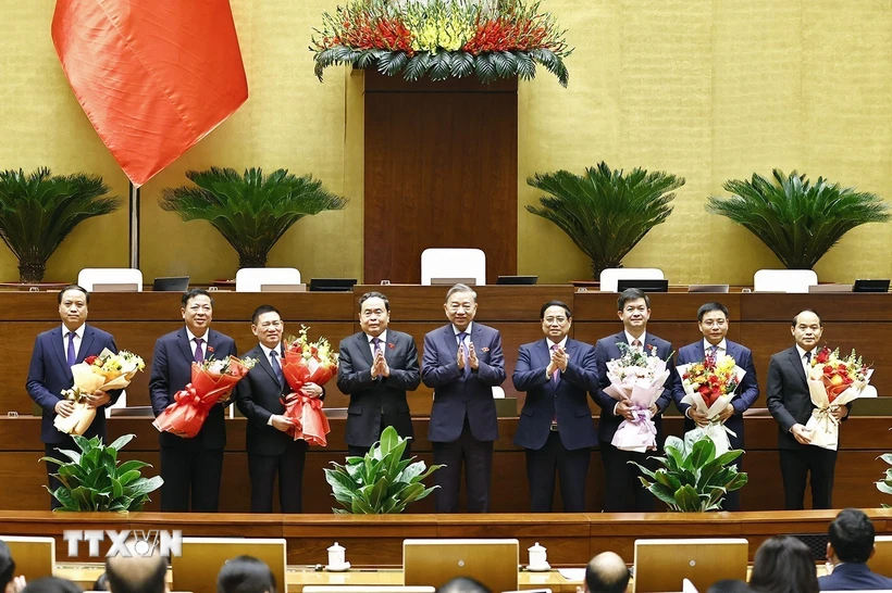 Tổng Bí thư Tô Lâm, Thủ tướng Phạm Minh Chính, Chủ tịch Quốc hội Trần Thanh Mẫn chúc mừng các nhân sự được bầu, phê chuẩn bổ nhiệm. (Ảnh: Doãn Tấn/TTXVN)