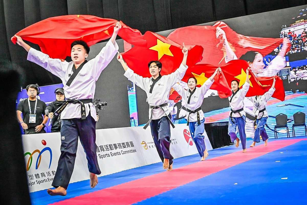 Các võ sĩ taekwondo Việt Nam cầm cờ Tổ quốc ăn mừng khi giành HCV - Ảnh: WTF