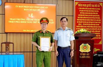 Khen thưởng Công an huyện Đức Hòa về thành tích xuất sắc bắt giữ đối tượng tàng trữ 1.046,5kg pháo