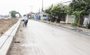 Chủ tịch UBND huyện Cần Giuộc kiểm tra tiến độ tái lập mặt đường Đường tỉnh 826C