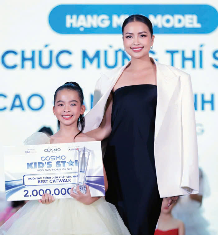 Hoa hậu Hoàn vũ Việt Nam 2022 - Nguyễn Thị Ngọc Châu trao giải Best Catwalk cho em Cao Đặng Khánh Linh (phường 4, TP.Tân An)