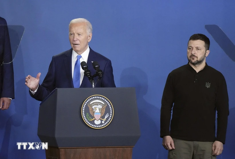 Tổng thống Mỹ Joe Biden (trái) và Tổng thống Ukraine Volodymyr Zelensky tại Hội nghị thượng đỉnh NATO ở Washington ngày 11/7/2024. (Ảnh: Kyodo/TTXVN)