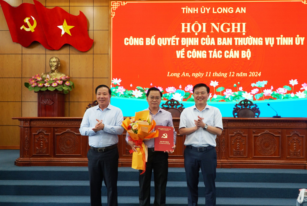 Lãnh đạo tỉnh trao quyết định và tặng hoa chúc mừng ông Nguyễn Hồng Phúc