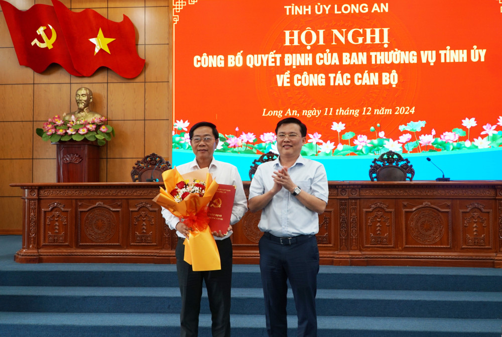 Phó Bí thư Thường trực Tỉnh ủy, Trưởng đoàn đại biểu Quốc hội tỉnh - Nguyễn Thanh Hải trao quyết định cho ông Huỳnh Phương Vũ