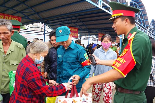 Phiên chợ nghĩa tình Quân – Dân phục vụ người dân có hoàn cảnh khó khăn trên địa bàn biên giới