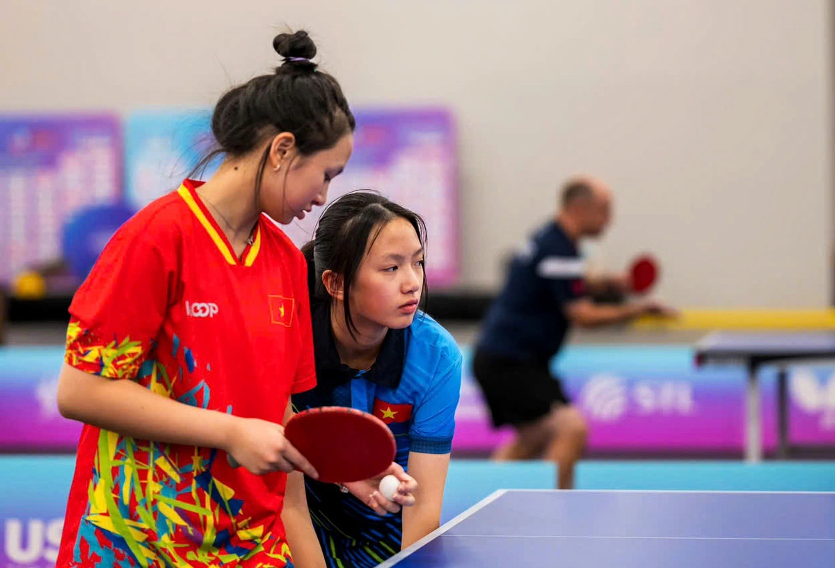 Vân Chi (bìa trái) và em Vân Linh trong trận chung kết U17 đôi nữ - Ảnh: US Open 2024