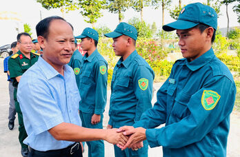 Bí thư Huyện ủy Tân Hưng thăm cán bộ, chiến sĩ làm nhiệm vụ trên tuyến biên giới