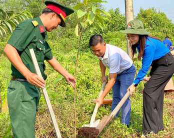 Tuổi trẻ Bến Lức: Trồng cây xanh bảo vệ môi trường