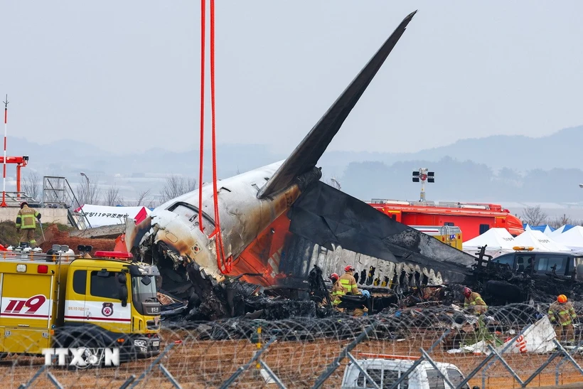 Hiện trường vụ tai nạn máy bay của hãng Jeju Air ở Muan, Hàn Quốc. Ảnh: Yonhap/TTXVN