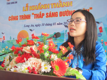 Khánh thành công trình 'Thắp sáng đường biên' tại huyện Thạnh Hóa