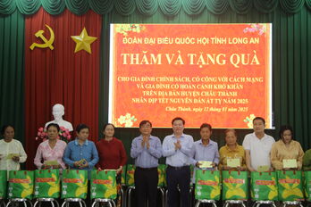 Đoàn đại biểu Quốc hội tỉnh và Liên đoàn Lao động tỉnh tặng quà tết tại huyện Châu Thành