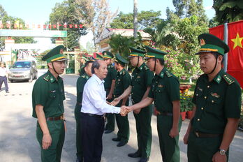 Trưởng ban Tuyên giáo Tỉnh ủy - Hoàng Đình Cán thăm, chúc tết lực lượng làm nhiệm vụ tuyến biên giới huyện Tân Hưng