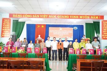 Phó Chủ tịch UBMTTQ Việt Nam tỉnh tặng quà tết tại huyện Tân Trụ