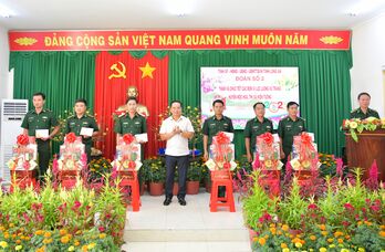 Bí thư Tỉnh ủy - Nguyễn Văn Được thăm, chúc tết các đơn vị vũ trang tại huyện Mộc Hóa và thị xã Kiến Tường