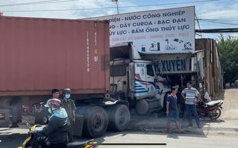 Công an xác minh thông tin bịa đặt 'Xe container ủi nhà dân làm 1 cảnh sát giao thông không qua khỏi'