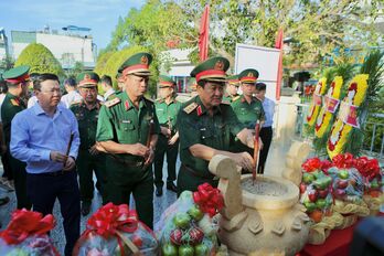 Thượng tướng Võ Minh Lương - Thứ trưởng Bộ Quốc phòng dâng hương tại bia truyền thống lực lượng vũ trang Quân khu 7