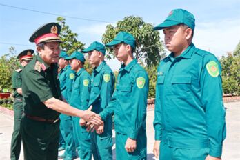 Bộ Quốc phòng thăm, tặng quà tại Điểm dân cư liền kề chốt dân quân biên giới Mỹ Bình