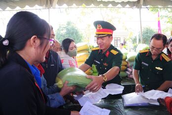 Niềm vui Tết quân - dân