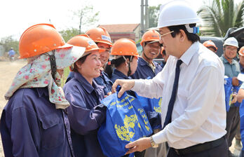 Phó Chủ tịch UBND tỉnh - Nguyễn Minh Lâm thăm, chúc tết công nhân, lao động làm việc tại các công trình trọng điểm