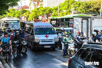 Bộ Công an nói về trường hợp 'không chấp hành đèn tín hiệu để nhường đường cho xe cấp cứu'