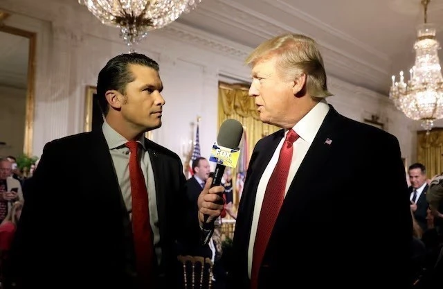 Ông Pete Hegseth (trái), người dẫn chương trình trên kênh Fox News, phỏng vấn ông Donald Trump, lúc đang là Tổng thống Mỹ, tại Washington ngày 6/4/2017. (Ảnh: Reuters/TTXVN)