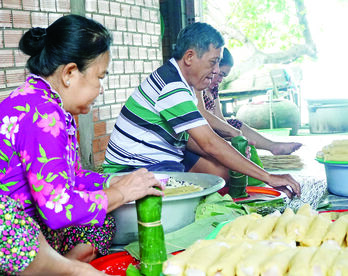 'Thổi lửa' cho bánh tét truyền thống