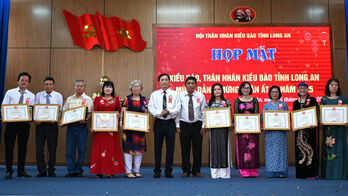 Meeting overseas Vietnamese on the occasion of Lunar New Year 2025