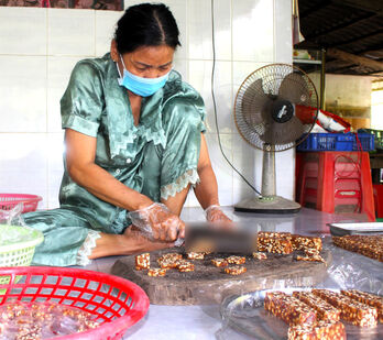 Traditional cakes and jams makers rushing order to welcome Tet