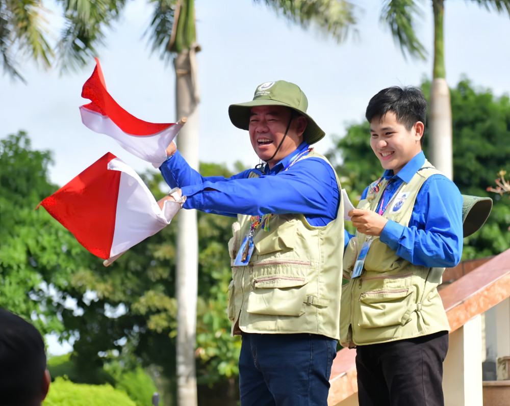 Giáo viên Tổng phụ trách Đội Trường Tiểu học Nguyễn Văn Tiến, huyện Cần Đước - Trần Văn Trường Sơn (cằm cờ)