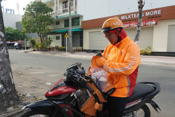 Nhiều người làm việc xuyên tết để tăng thu nhập