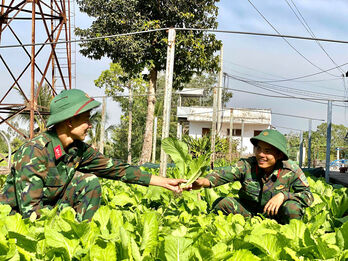 Lực lượng vũ trang vùng biên giới Vĩnh Hưng: Tết đủ đầy, xuân đầm ấm