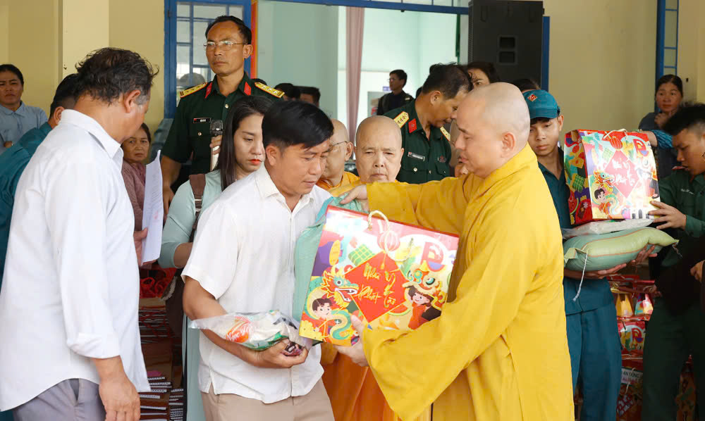 Các tăng ni phật tử trao tận tay những phần quà đến bà con