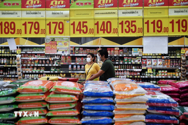 Gạo được bày bán tại siêu thị ở Bangkok, Thái Lan. (Ảnh: AFP/TTXVN)