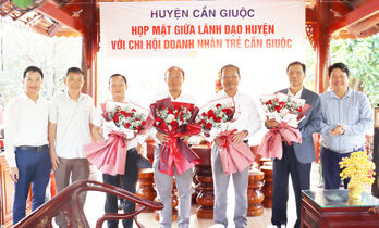 Lãnh đạo huyện Cần Giuộc họp mặt với Chi hội Doanh nhân trẻ mừng Xuân Ất Tỵ năm 2025