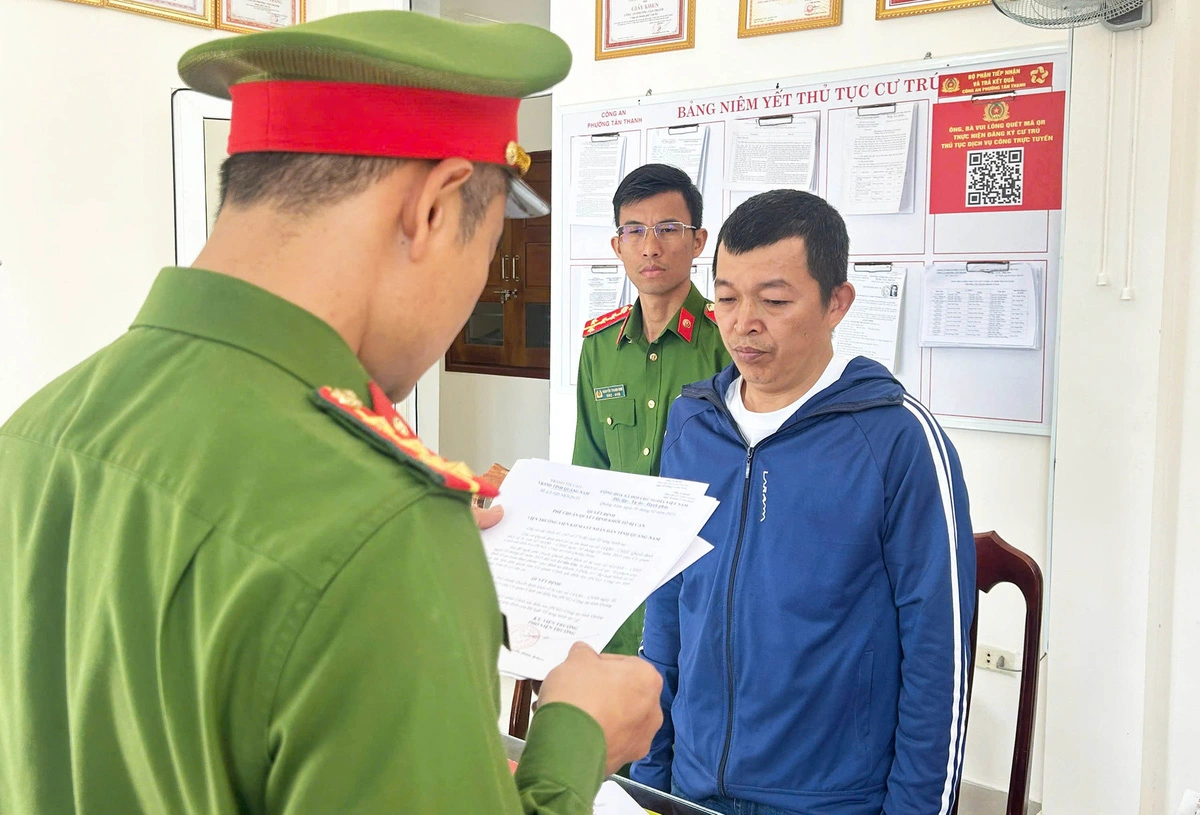 Công an đọc quyết định khởi tố, lệnh bắt tạm giam Lê Tấn Gia để điều tra về tội vi phạm quy định về an toàn thực phẩm sau vụ hai du khách bị ngộ độc - Ảnh: Công an Quảng Nam