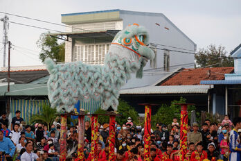 Người dân nô nức khai hội Làm Chay