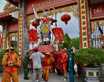 Bustling Lam Chay Festival