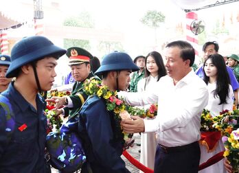 Bến Lức: 186 thanh niên hăng hái lên đường nhập ngũ