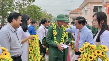 Tân Hưng: Tân binh nô nức lên đường nhập ngũ