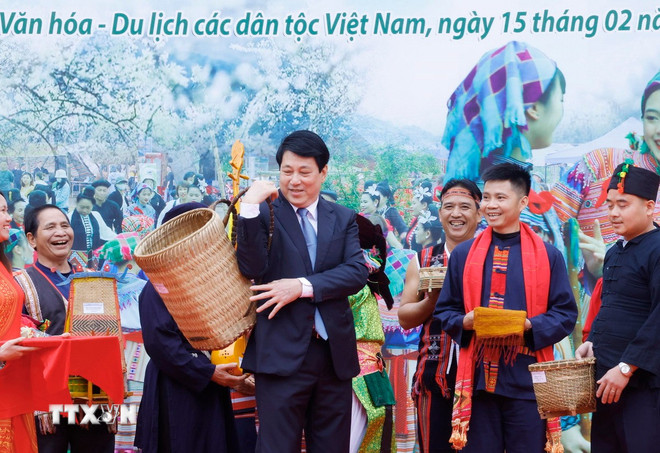 Chủ tịch nước Lương Cường với đặc sản của các dân tộc. (Ảnh: Lâm Khánh/TTXVN)