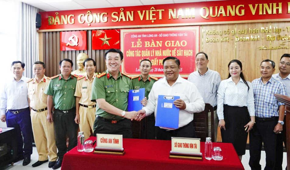 Đại tá Lâm Minh Hồng - Ủy viên Ban Thường vụ Tỉnh ủy, Giám đốc Công an tỉnh và Giám đốc Sở Giao thông Vận tải - Đặng Hoàng Tuấn ký kết bàn giao