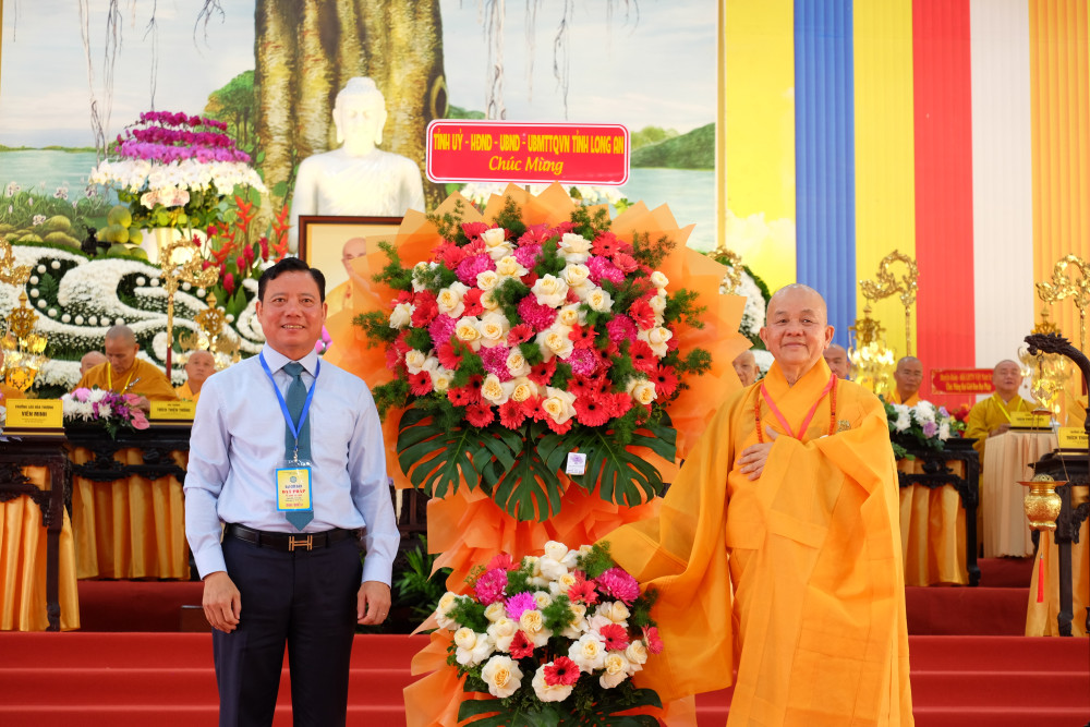 Phó Chủ tịch UBND tỉnh - Phạm Tấn Hòa tặng hoa chúc mừng khai mạc Đại giới đàn Đạt Pháp