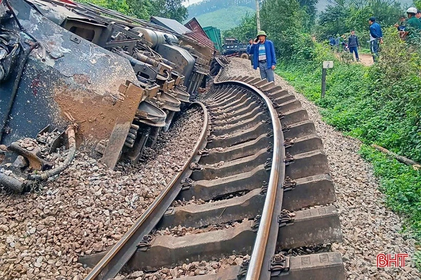 Đầu máy và 3 toa của tàu chở hàng bị trật khỏi đường ray sau vụ va chạm với xe tải. (Nguồn: Báo Hà Tĩnh)